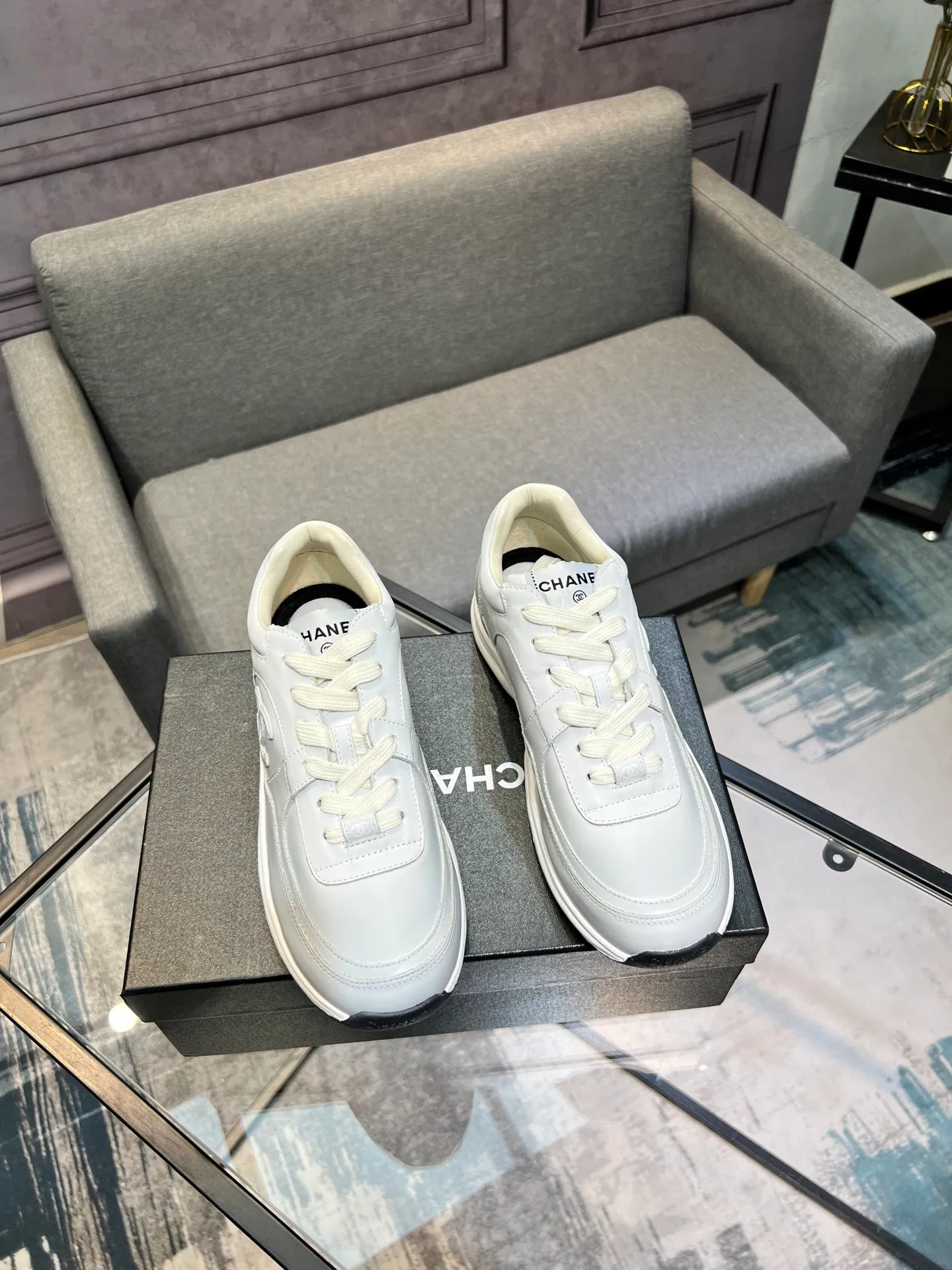 Men's men's shoes 💰660 Exclusive real shot (top version) CHANEL Chanel 2025ss color matching thick-soled casual sports shoes and sneakers. The counter is synchronized. The counter is very popular. A shoe that is very difficult to buy. The most popular thick-soled panda shoes on the Internet. It can be imagined that Xiaoxiang control can't miss it. It has both good looks and comfort. Simple and versatile white shoes. The thick sole increases the height and is super versatile. Close your eyes and wear it. Whoever wears it will look better. Upper: calfskin Lining: imported sheepskin lining Outsole: TPU original outsole Size: 35-44 (customized for women 41 and 40, and 45 for men)